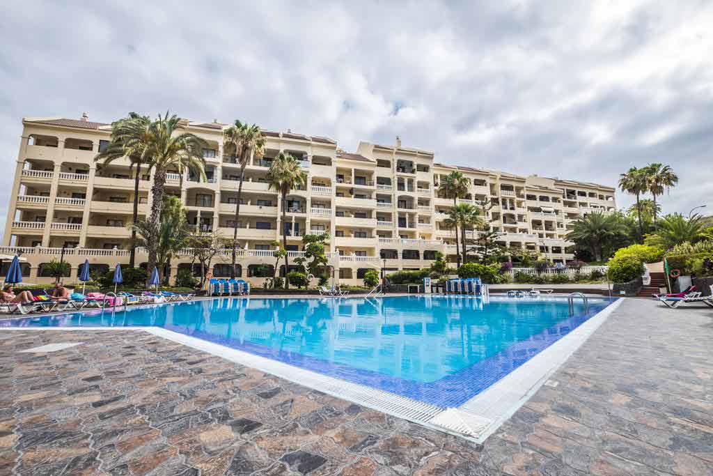 Castle Harbour Apartments & Swimming Pool