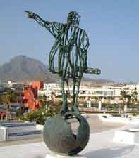 Statue above the harbour